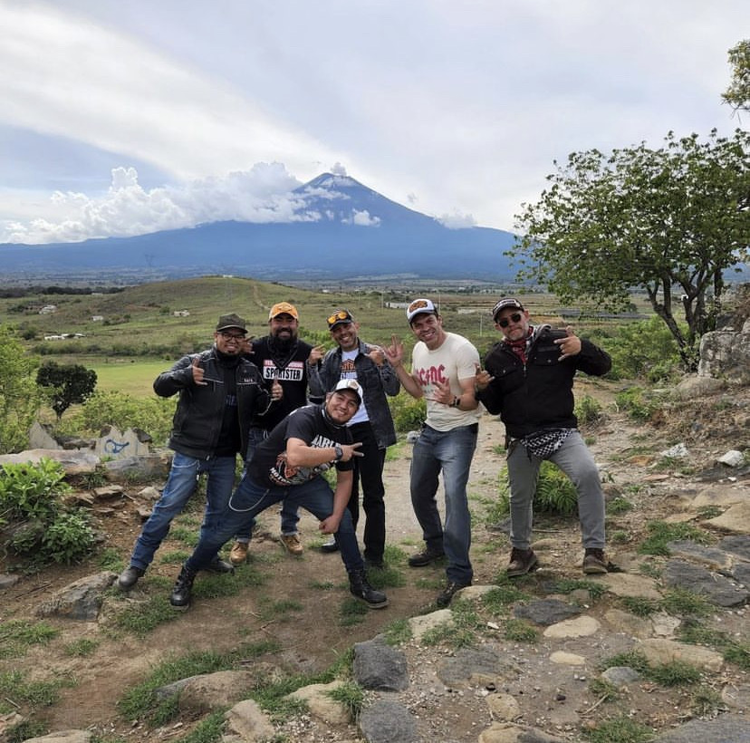 Fotografía original de los primeros seis fundadores de Chilangos RC, reunidos frente a las montañas al comienzo de nuestra historia.